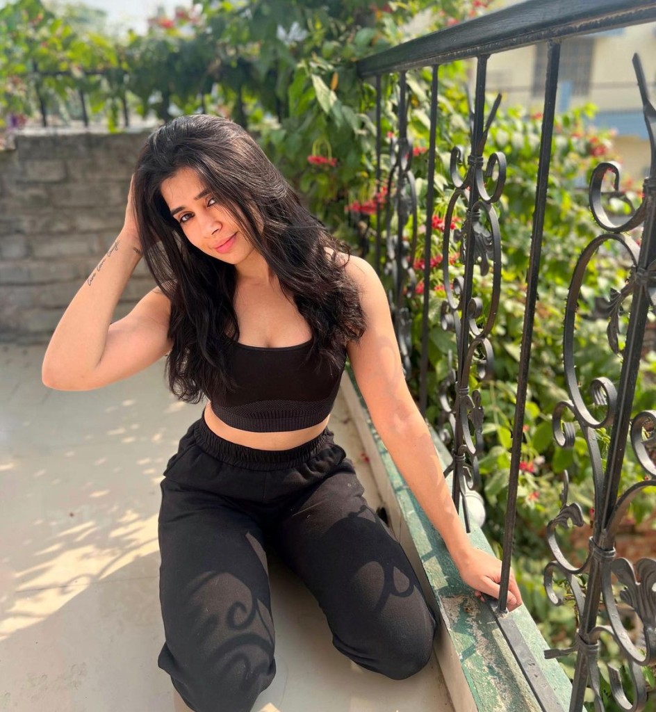 Aadarshini Profile image 3