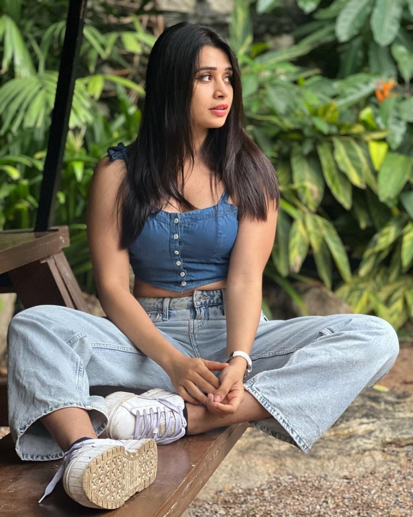 Aadarshini Profile image 2